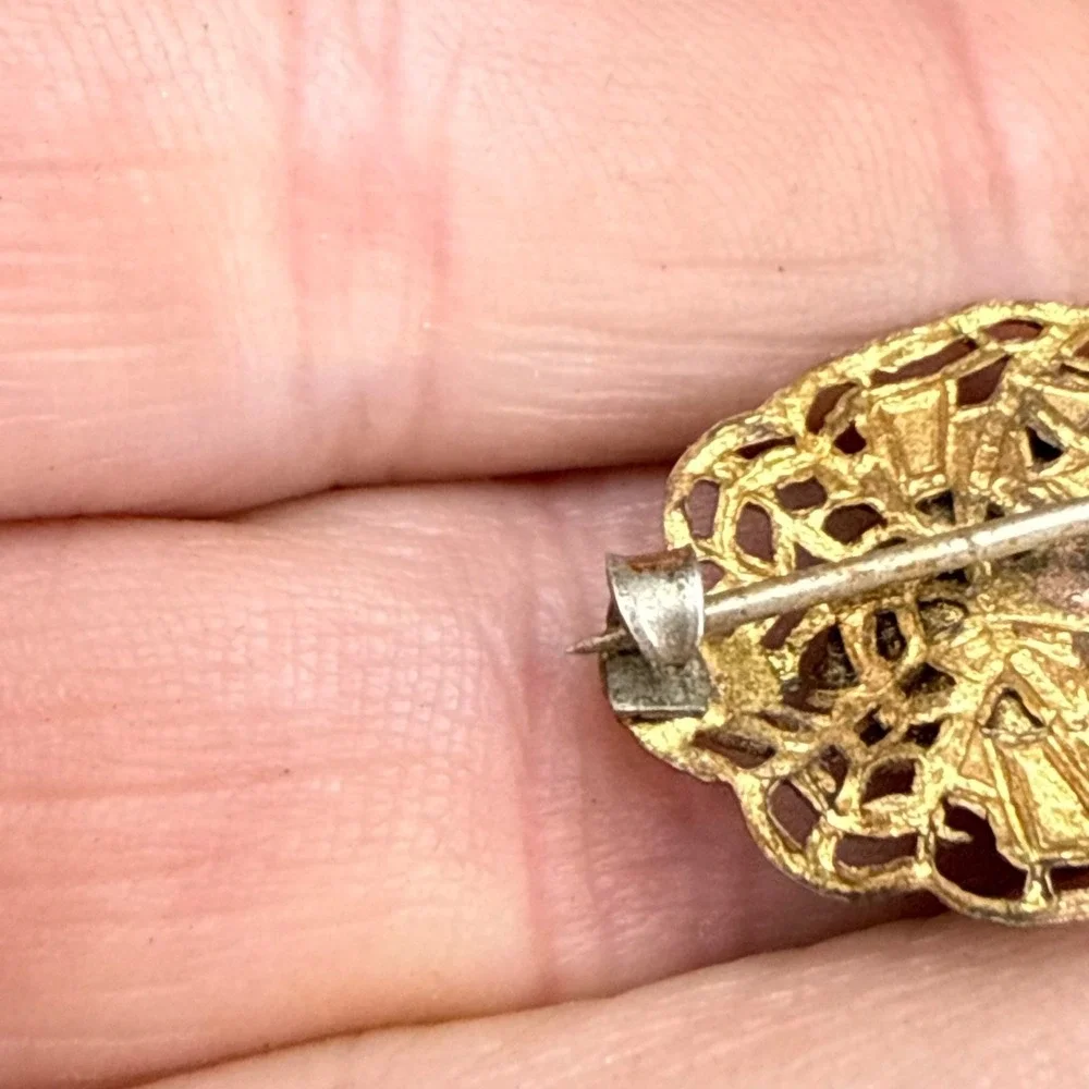 Vintage Gold Tone Flower Theme Brooch READ